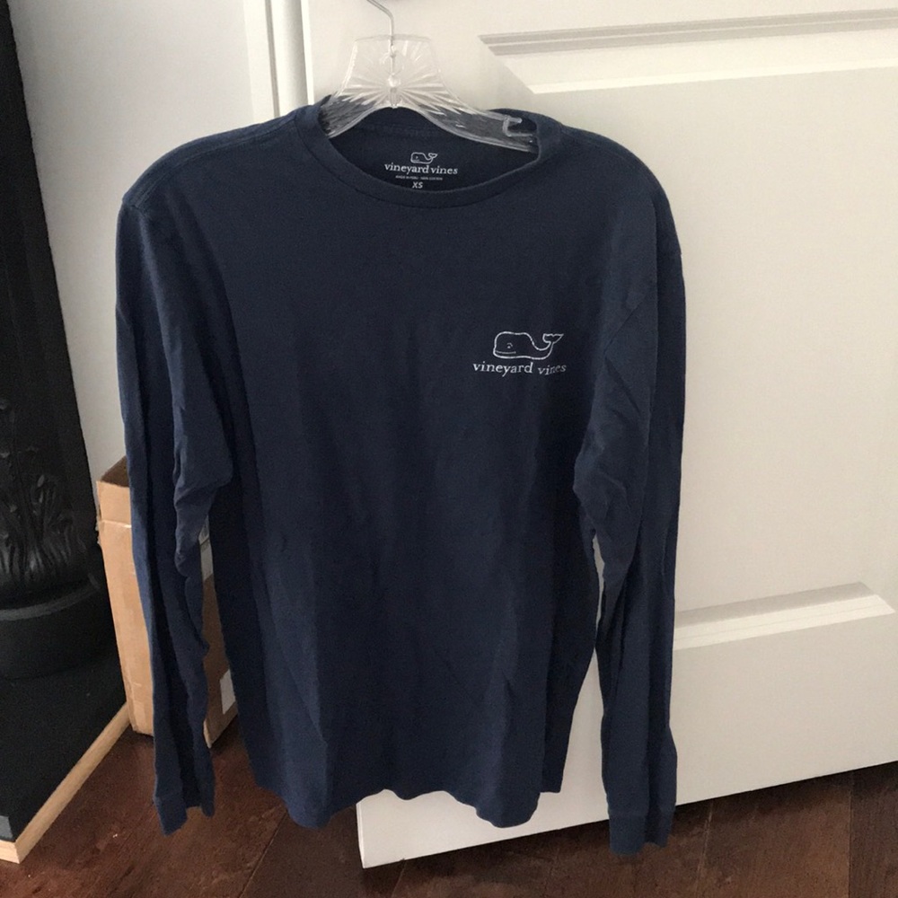 Super cute vineyard vines Christmas edition tee!